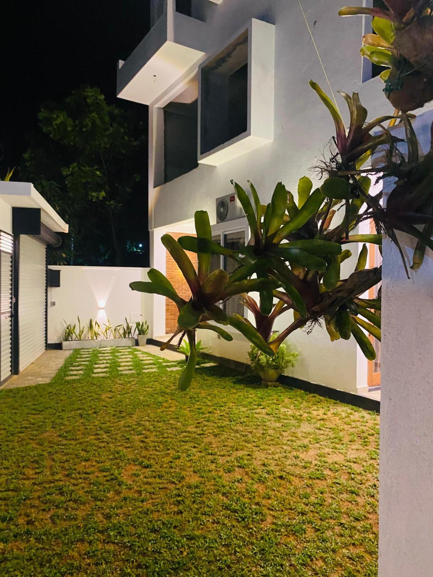 Ocean Ripples Hotel ฮิกคาดูวา ภายนอก รูปภาพ